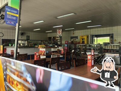 Sente em uma das mesas no Padaria Estrela Dourada