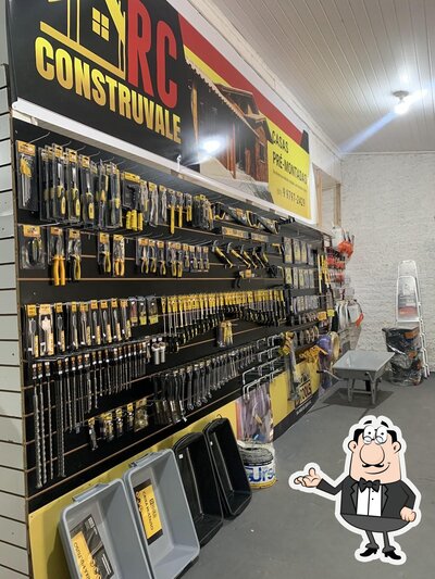 Sente em uma das mesas no Poli Padaria E Confeitaria