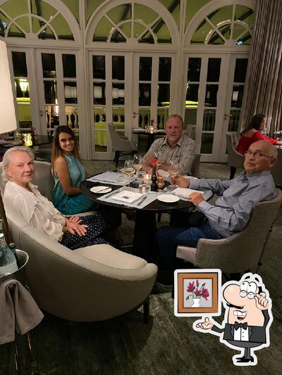 Sente em uma das mesas no Tangará Jean-Georges