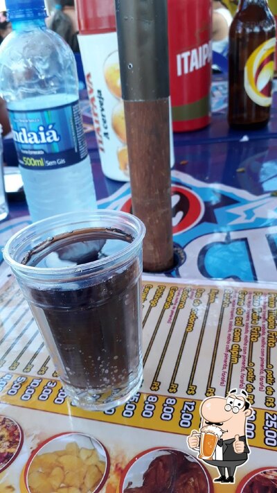 Desfute um copo de cerveja leve ou escura