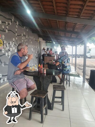 Sente em uma das mesas no Restaurante Zé do bode
