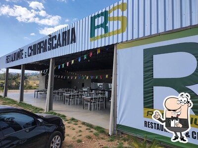 Sente em uma das mesas no Rede Sillo