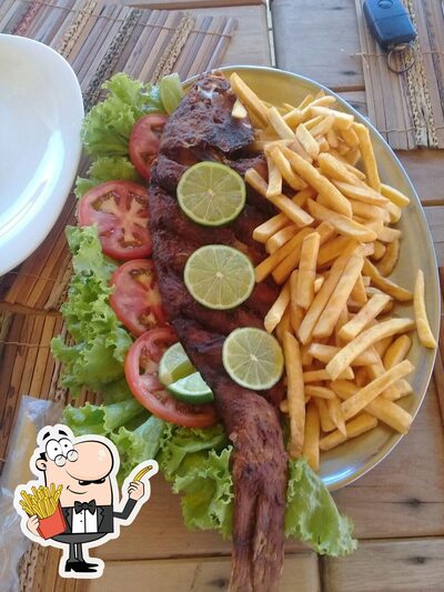 O Samburá Restaurante e cabana Coroa vermelha oferece batatas fritas francesas