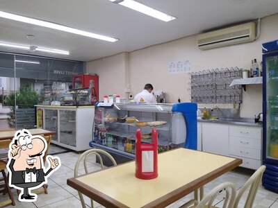 Sente em uma das mesas no Lancheria e Restaurante Bambino