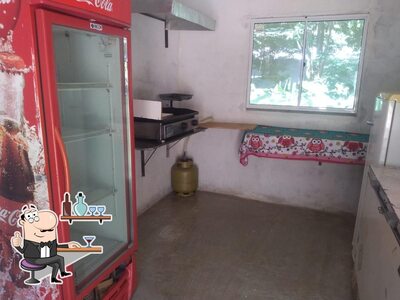 Sente em uma das mesas no Tilu's Burguer