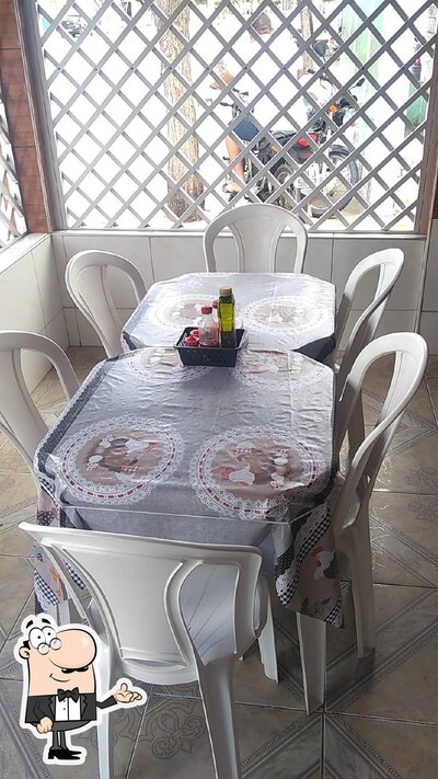 Sente em uma das mesas no Restaurante Franze