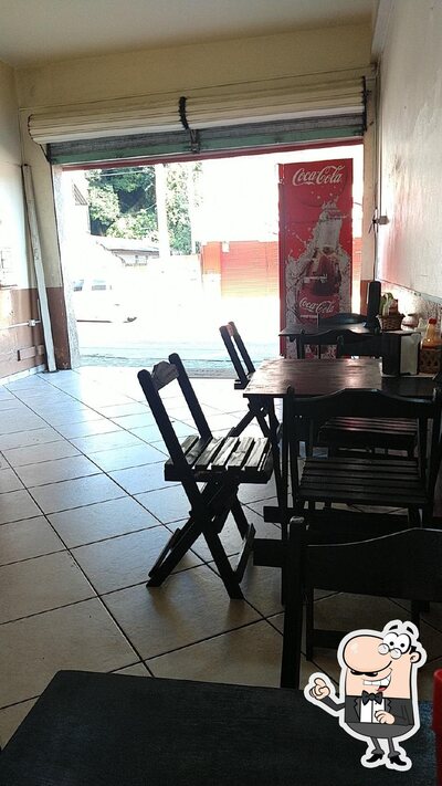 Sente em uma das mesas no Doce Sabor