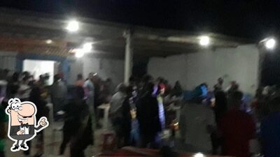 Sente em uma das mesas no Bar Do Paredão