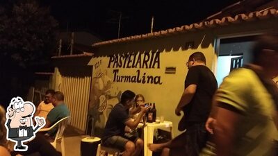 Sente em uma das mesas no Pastelaria Turmalina