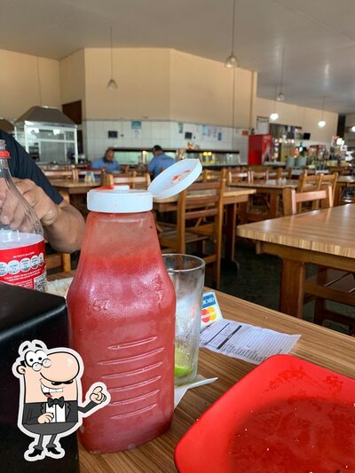 Sente em uma das mesas no Restaurante Rodeio