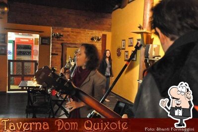 Sente em uma das mesas no Taverna Dom Quixote Itatiaia RJ