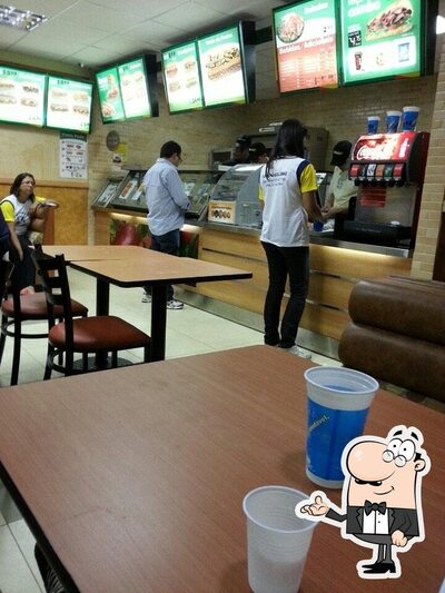 Sente em uma das mesas no Subway