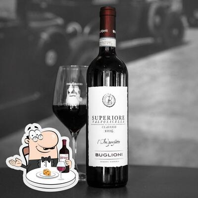 Goditi un bicchiere di vino al pub & bar Barba e Mostaci