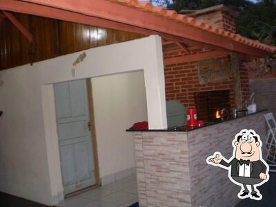 Sente em uma das mesas no Recanto Flamboiã