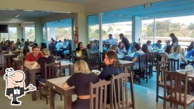 Sente em uma das mesas no Restaurante E Choperia Lago Yara