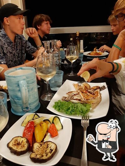 Gli interni di Encanto White Beach Restaurant