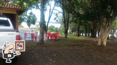 Sente em uma das mesas no Restaurante Canoas