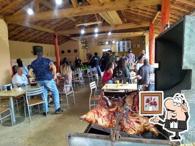 Sente em uma das mesas no Bar do Batata