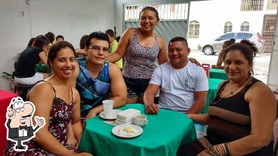 Sente em uma das mesas no Delícias da Gabi