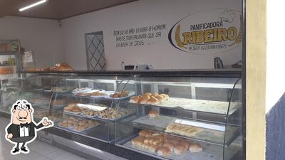 Sente em uma das mesas no Panificadora Ribeiro