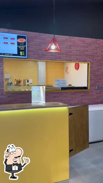 Installez-vous à l'une des tables de Maxi Pizza & Snack House