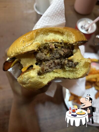 Deguste um dos hambúrgueres disponíveis no Quintall Gastronômico