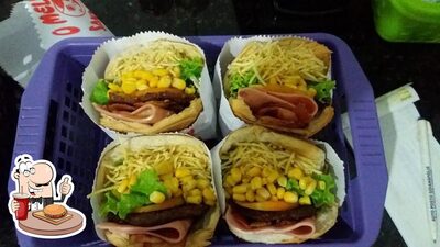 Deguste um dos hambúrgueres disponíveis no Tasmânia Lanches