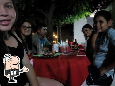 Sente em uma das mesas no Restaurante Boca Cheia