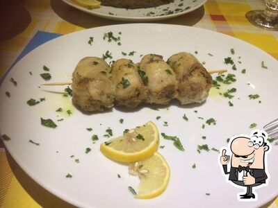 Goditi un drink al ristorante la confraternita dell'uva