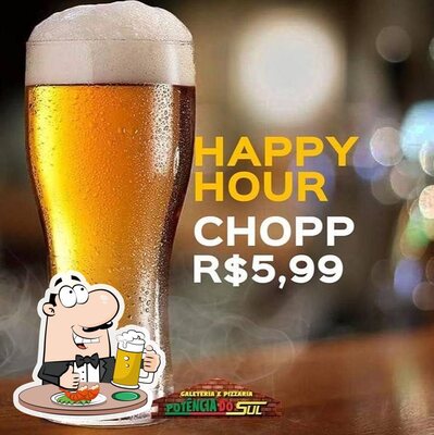 Desfute um copo de cerveja leve ou escura