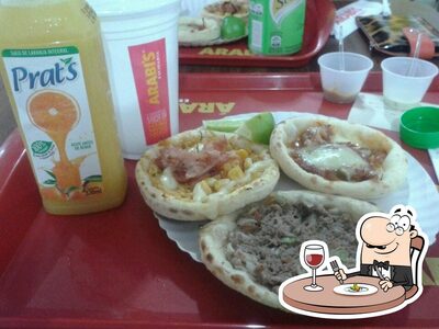 Comida em arabis esfiharia