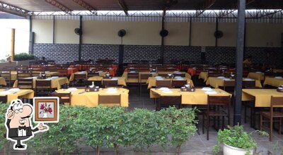 Sente em uma das mesas no O Amarelinho Restaurante