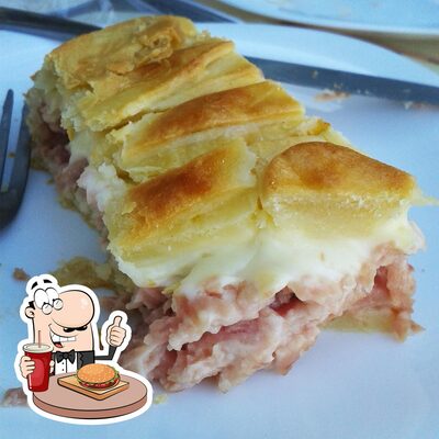 Delicie-se com um hambúrguer no Doce Sabor Doceria e Cafeteria