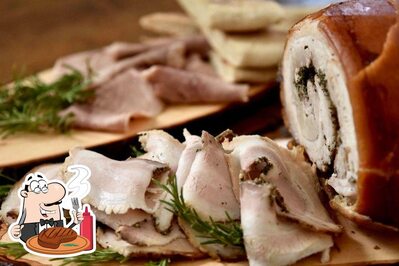 Piatti di carne vengono proposti al pub & bar La Cresciamia