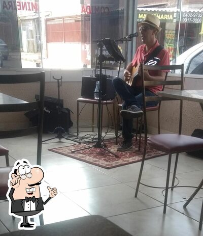 Sente em uma das mesas no Restaurante Comida Mineira