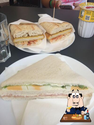 Assaggia uno dei panini serviti al ristorante Dorando caffè e cucina