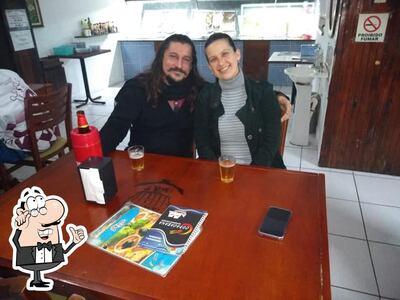 Sente em uma das mesas no Restaurante e Pizzaria Copacabana