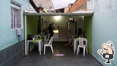 Sente em uma das mesas no Noelma Lanches