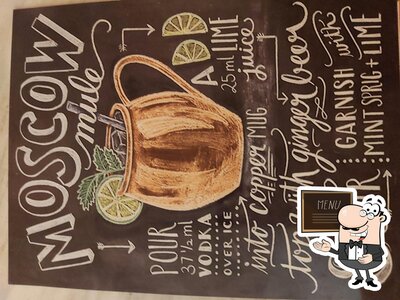 D.D Cafe’ presenta il menu scritto su una lavagna