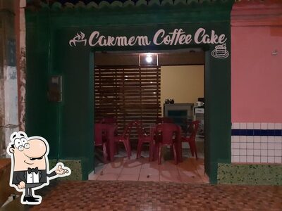 Sente em uma das mesas no Carmem Nogueira Delícias Caseiras