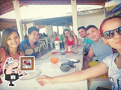 Sente em uma das mesas no Sousa Bar