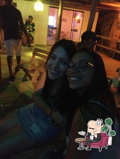 Sente em uma das mesas no Doze85 RestoPub