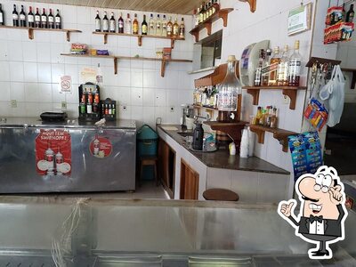 Sente em uma das mesas no Bar e Restaurante Glicerio