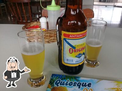 Sente em uma das mesas no Quiosque Moretti