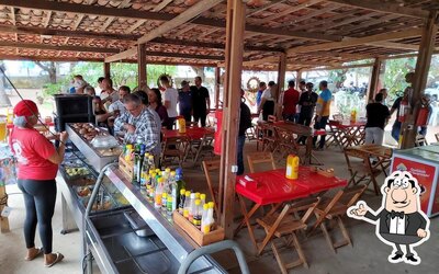 Sente em uma das mesas no Restaurante da Graça