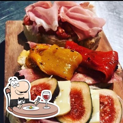 Comida em Adega Paratodos