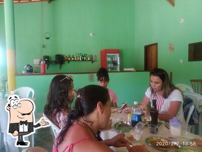 Sente em uma das mesas no restaurante TIDY e DIDA