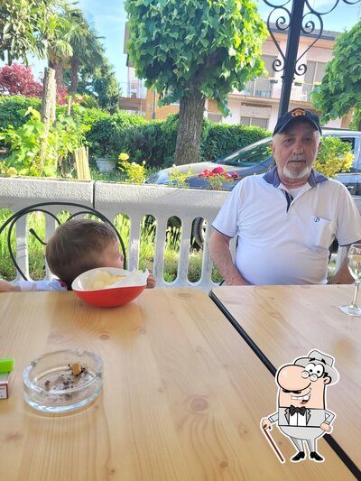 Puoi goderti l'aria fresca da seduto all'esterno di Belóm Bizzare Bar
