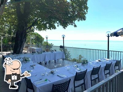 Gli interni di Sorrentino Tenda Rossa Trattoria Di Mare