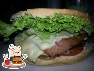 Delicie-se com um hambúrguer no Xis Do Gaúcho